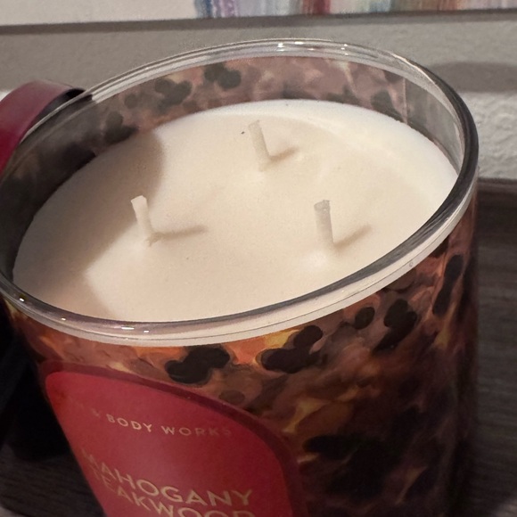 Mahogany Teakwood Candle Bath and Body Works - Picture 2 of 3